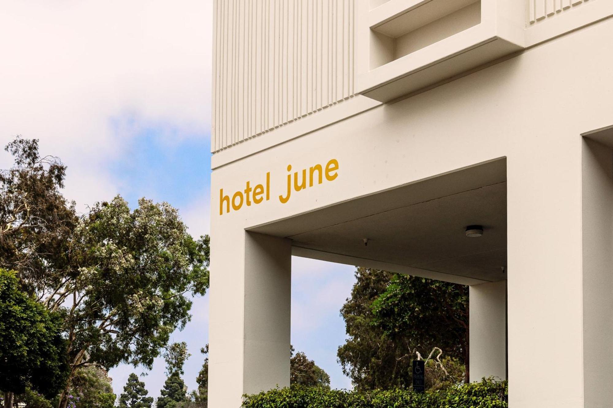 June Hotel 4*